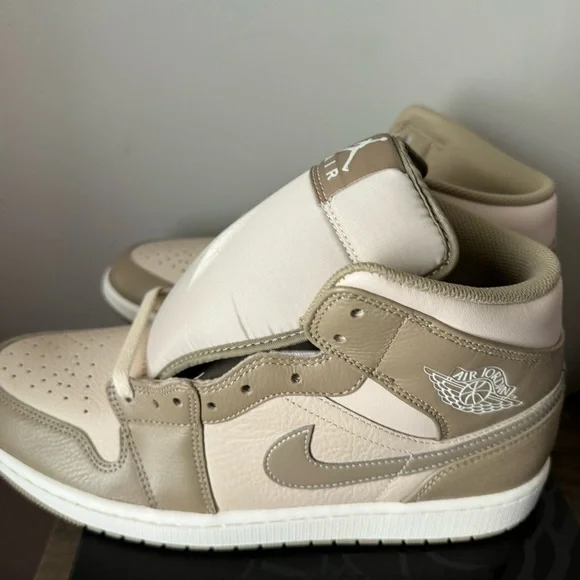 Air Jordan 1 Mid Men’s 11.5 NEW Sneaker Sneakers Shoes - Picture 9 of 10